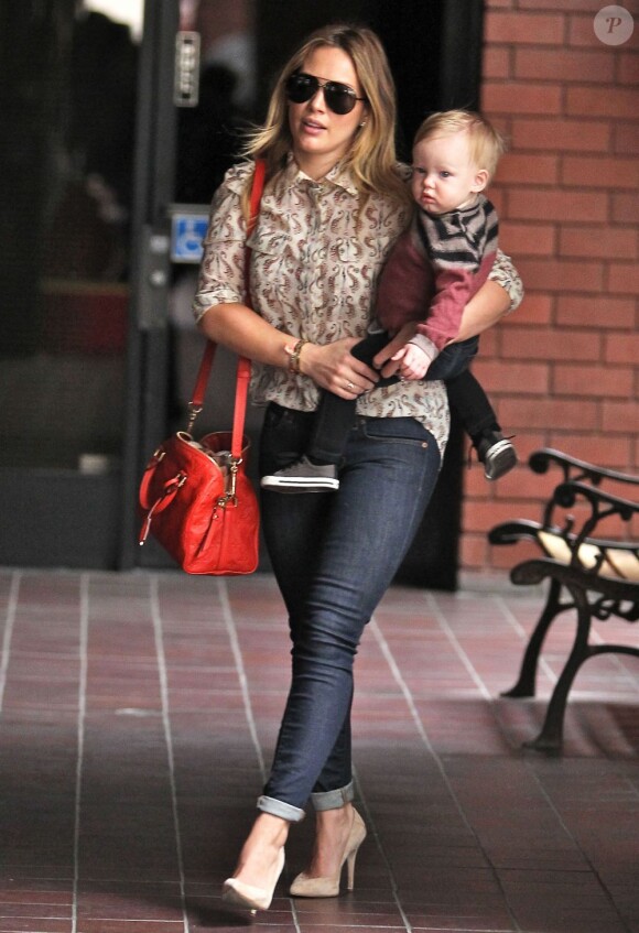 La belle Hilary Duff emmène son fils Luca à l'école à Sherman Oaks, le 6 mars 2013.