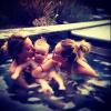 Le 6 mars, Hilary Duff a posté une photo d'elle et de son fils Luca dans un bain à remous.