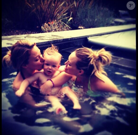 Le 6 mars, Hilary Duff a posté une photo d'elle et de son fils Luca dans un bain à remous.