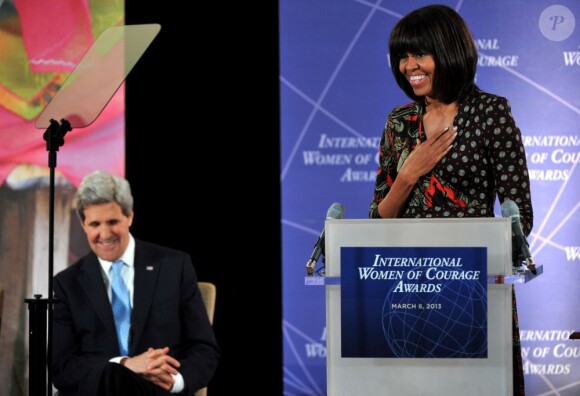 Michelle Obama et le secrétaire d'Etat John Kerry lors de la remise du prix Femme de courage à Washington le 8 mars 2013.