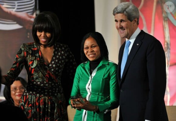 Michelle Obama, John Kerry et Fartuun Adan qui reçoit un prix Femme de courage à Washington le 8 mars 2013.