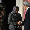 Michelle Obama, John Kerry et Dr. Josephine Odumakin qui reçoit un prix Femme de courage à Washington le 8 mars 2013.