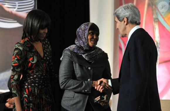Michelle Obama, John Kerry et Dr. Josephine Odumakin qui reçoit un prix Femme de courage à Washington le 8 mars 2013.