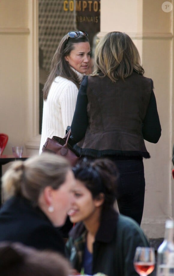 Carole Middleton et sa fille la belle Pippa Middleton ont fait une pause gourmande au restaurant Comptoir Libanais. A Londres, le 5 mars 2013.