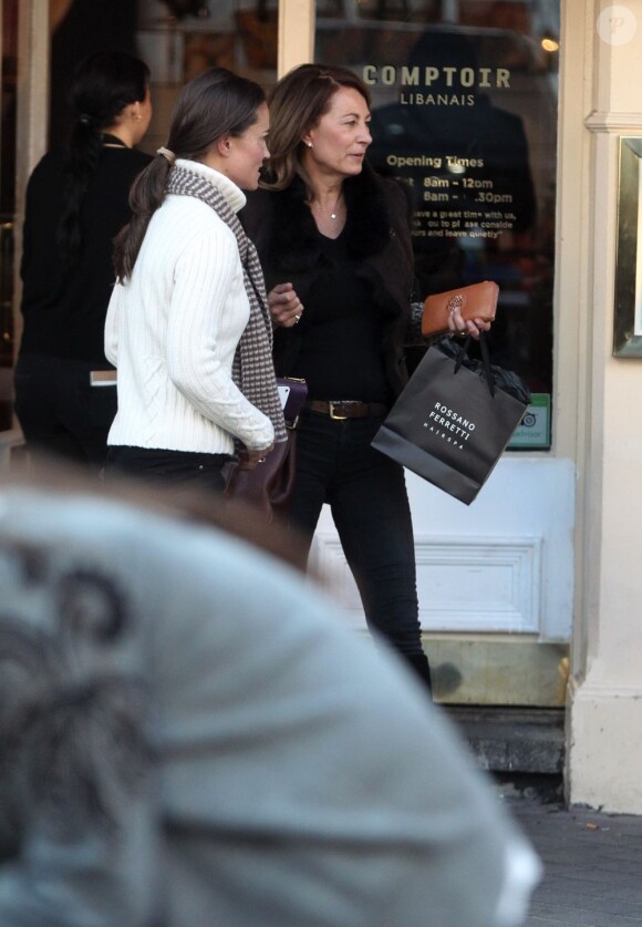 Carole Middleton et sa charmante fille Pippa Middleton ont fait une pause gourmande au restaurant Comptoir Libanais. A Londres, le 5 mars 2013.