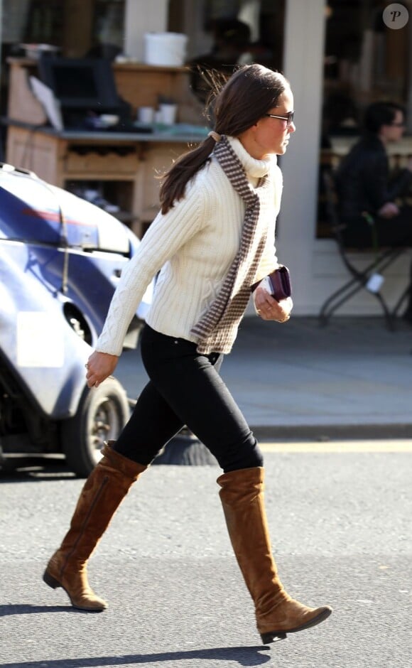 Carole Middleton et sa fille Pippa Middleton ont fait une pause gourmande au restaurant Comptoir Libanais. A Londres, le 5 mars 2013.