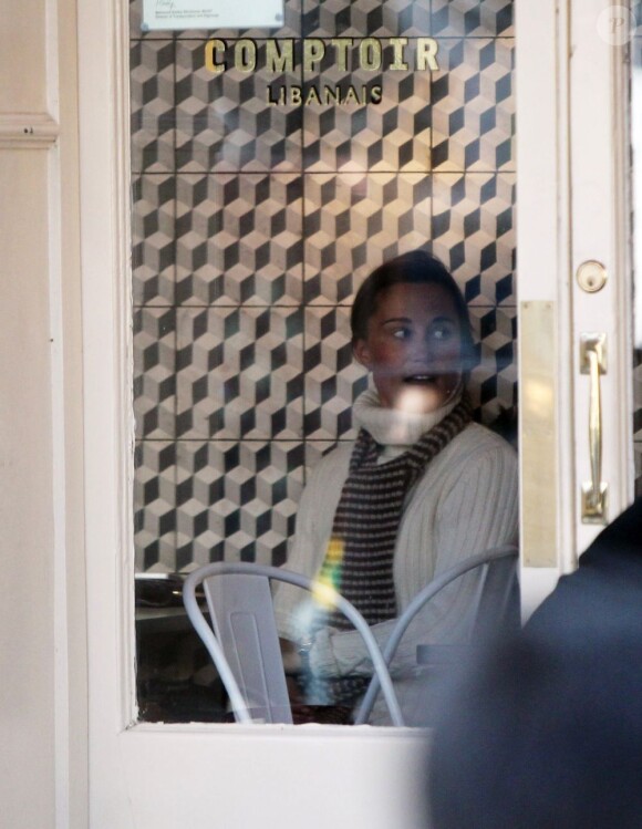 Carole Middleton et sa fille Pippa Middleton ont fait une pause gourmande au restaurant Comptoir Libanais. A Londres, le 5 mars 2013.