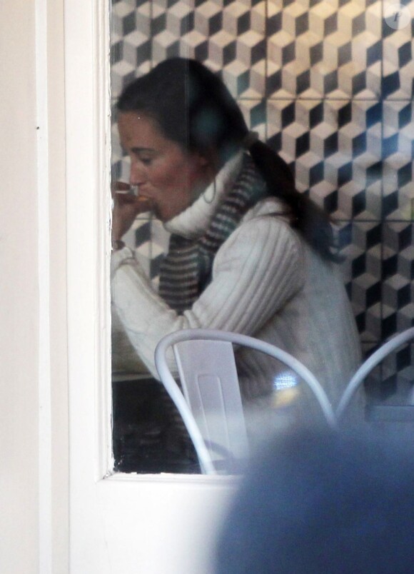 Carole Middleton et sa fille Pippa Middleton ont fait une pause gourmande au restaurant Comptoir Libanais. A Londres, le 5 mars 2013.