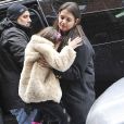 Suri Cruise et Katie Holmes dans les rues de New York, le 8 mars 2013. La fillette ne daigne pas mettre un pied sur le sol à cause de la neige.