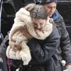 Suri Cruise dans es bras de sa mère Katie Holmes dans les rues de New York, le 8 mars 2013. La petite fille ne daigne pas mettre un pied sur le sol à cause de la neige.