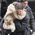 Suri Cruise dans es bras de sa mère Katie Holmes dans les rues de New York, le 8 mars 2013. La petite fille ne daigne pas mettre un pied sur le sol à cause de la neige.