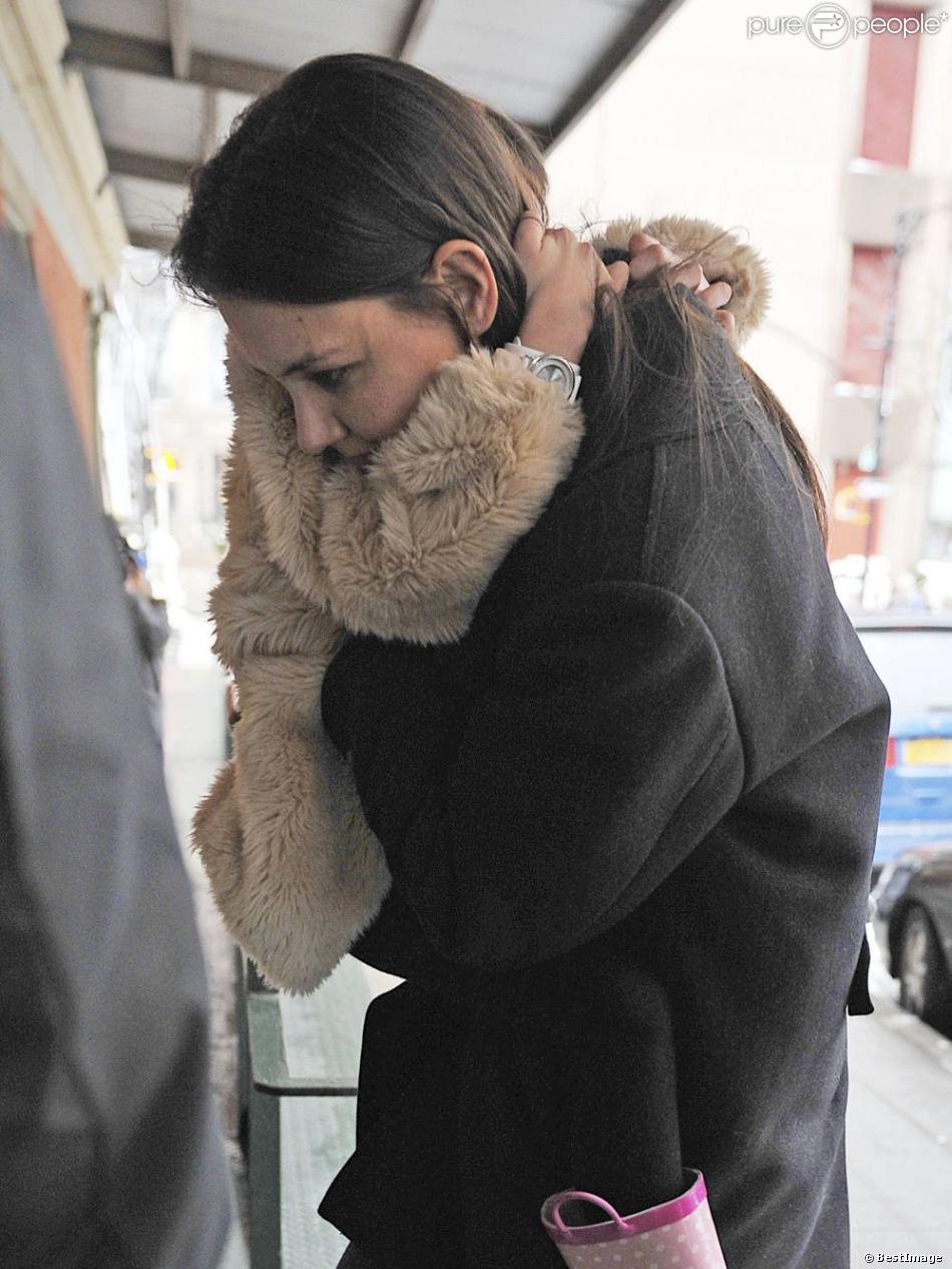 Suri Cruise et Katie Holmes dans les rues de New York, le 8 mars 2013. La petite fille ne daigne pas mettre un pied sur le sol à cause de la neige. Résultat, Katie Holmes est obligée de la porter.