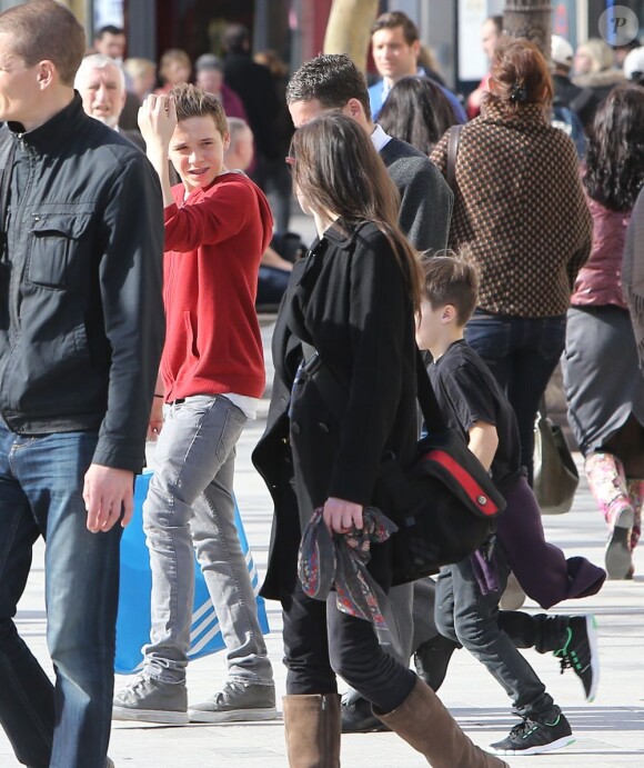 Brooklyn et Cruz Beckham se promènent avec leur grand-mere Sandra Georgina sur les Champs-Elysees à Paris, le 9 mars 2013
