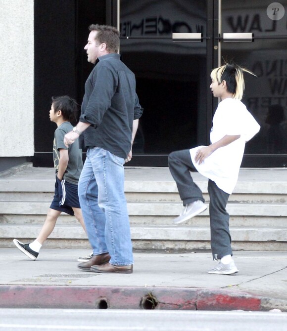 Exclusif - Journée entre frères pour Maddox et Pax, les enfants de Brad Pitt et Angelina Jolie. Ils sont allés au magasin "Sky High Sports" puis dans un restaurant vietnamien dans le quartier de Woodland Hills, à Los Angeles, le 9 mars 2013.