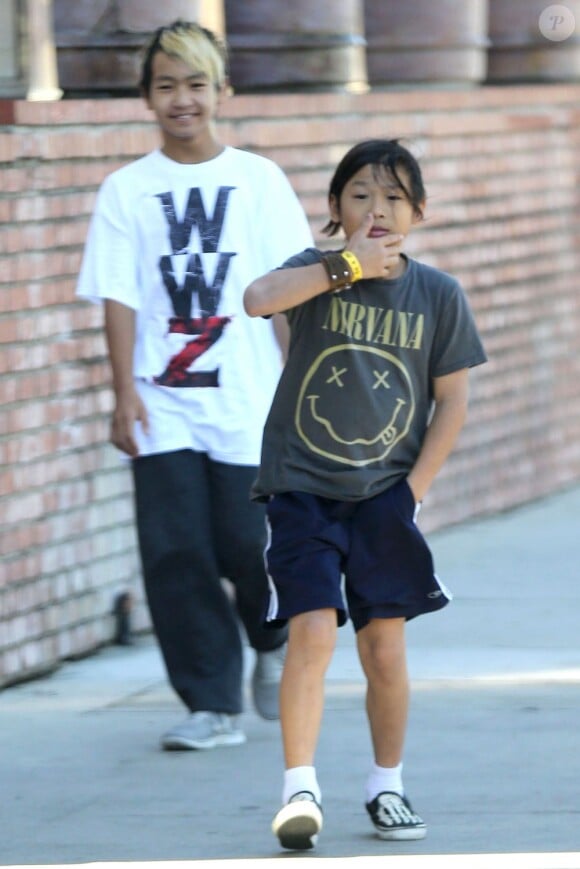 Exclusif - Journée entre frères pour Maddox et Pax, les enfants de Brad Pitt et Angelina Jolie. Ils sont allés au magasin "Sky High Sports" puis dans un restaurant vietnamien dans le quartier de Woodland Hills, à Los Angeles, le 9 mars 2013.