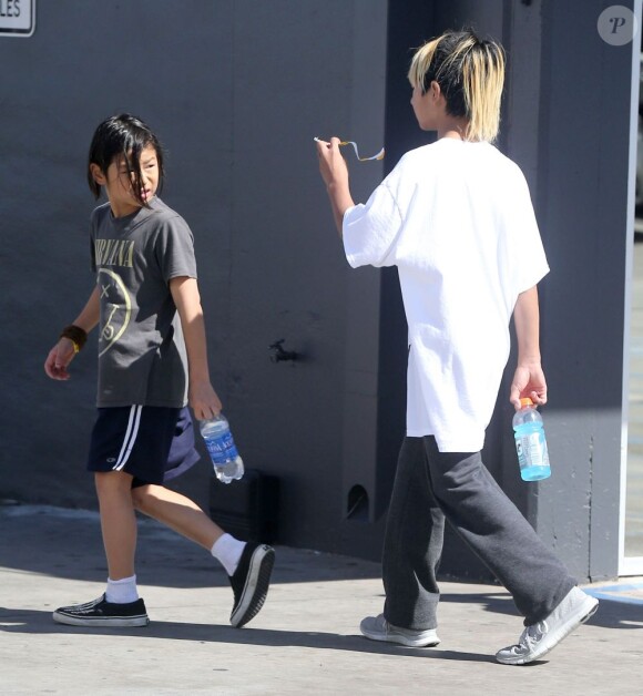 Exclusif - Journée entre frères pour Maddox et Pax, les enfants de Brad Pitt et Angelina Jolie. Ils sont allés au magasin "Sky High Sports" puis dans un restaurant vietnamien dans le quartier de Woodland Hills, à Los Angeles, le 9 mars 2013.