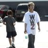 Exclusif - Journée entre frères pour Maddox et Pax, les enfants de Brad Pitt et Angelina Jolie. Ils sont allés au magasin "Sky High Sports" puis dans un restaurant vietnamien dans le quartier de Woodland Hills, à Los Angeles, le 9 mars 2013.