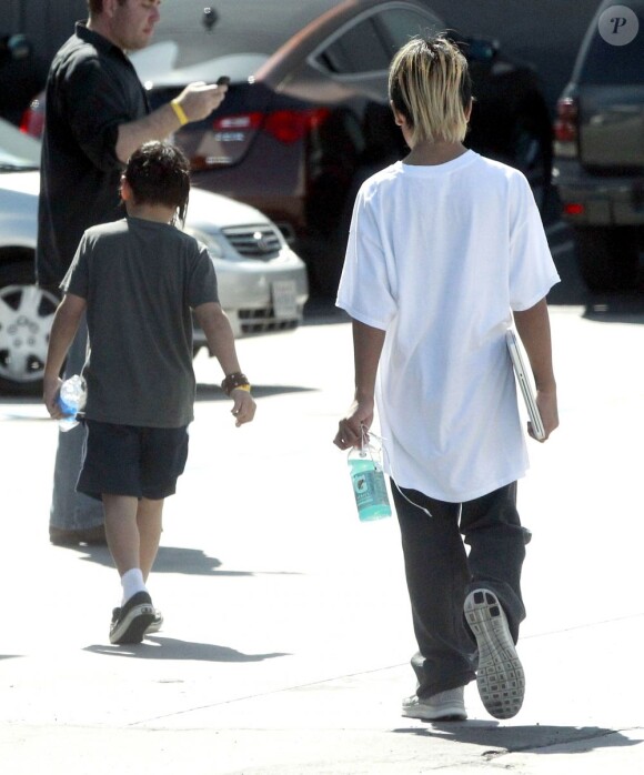 Exclusif - Journée entre frères pour Maddox et Pax, les enfants de Brad Pitt et Angelina Jolie. Ils sont allés au magasin "Sky High Sports" puis dans un restaurant vietnamien dans le quartier de Woodland Hills, à Los Angeles, le 9 mars 2013.