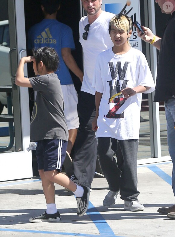 Exclusif - Journée entre frères pour Maddox et Pax, les enfants de Brad Pitt et Angelina Jolie. Ils sont allés au magasin "Sky High Sports" puis dans un restaurant vietnamien dans le quartier de Woodland Hills, à Los Angeles, le 9 mars 2013.