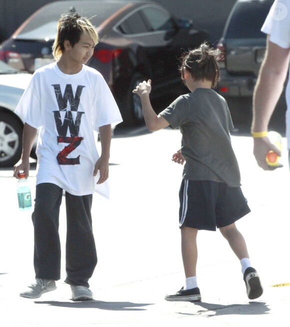 Exclusif - Journée entre frères pour Maddox et Pax, les enfants de Brad Pitt et Angelina Jolie. Ils sont allés au magasin "Sky High Sports" puis dans un restaurant vietnamien dans le quartier de Woodland Hills, à Los Angeles, le 9 mars 2013.