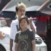 Exclusif - Journée entre frères pour Maddox et Pax (au premier plan), les enfants de Brad Pitt et Angelina Jolie. Ils sont allés au magasin "Sky High Sports" puis dans un restaurant vietnamien dans le quartier de Woodland Hills, à Los Angeles, le 9 mars 2013.
