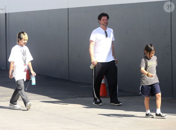 Exclusif - Journée entre frères pour Maddox et Pax, les enfants de Brad Pitt et Angelina Jolie. Ils sont allés au magasin "Sky High Sports" puis dans un restaurant vietnamien dans le quartier de Woodland Hills, à Los Angeles, le 9 mars 2013.