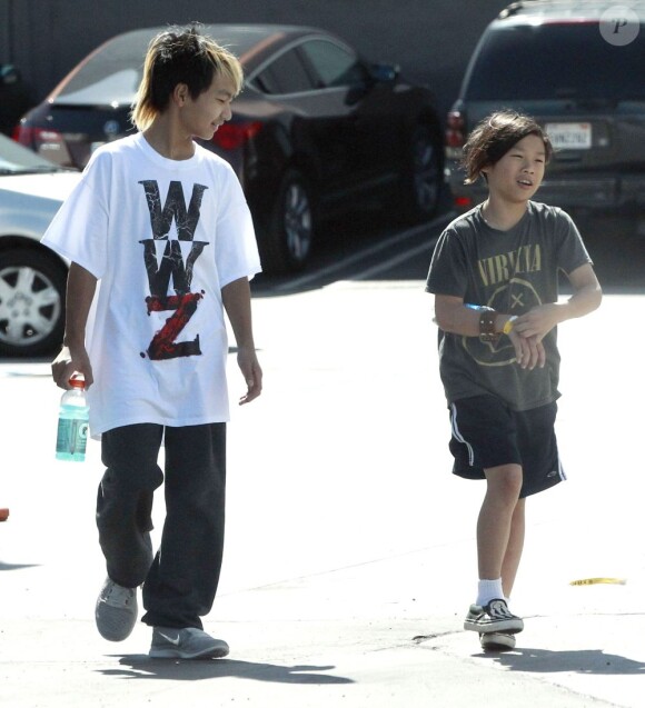 Exclusif - Journée entre frères pour Maddox et Pax, les enfants de Brad Pitt et Angelina Jolie. Ils sont allés au magasin "Sky High Sports" puis dans un restaurant vietnamien dans le quartier de Woodland Hills, à Los Angeles, le 9 mars 2013.