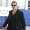 Brad Pitt arrive à l'aéroport de Los Angeles, le 10 mars 2013.