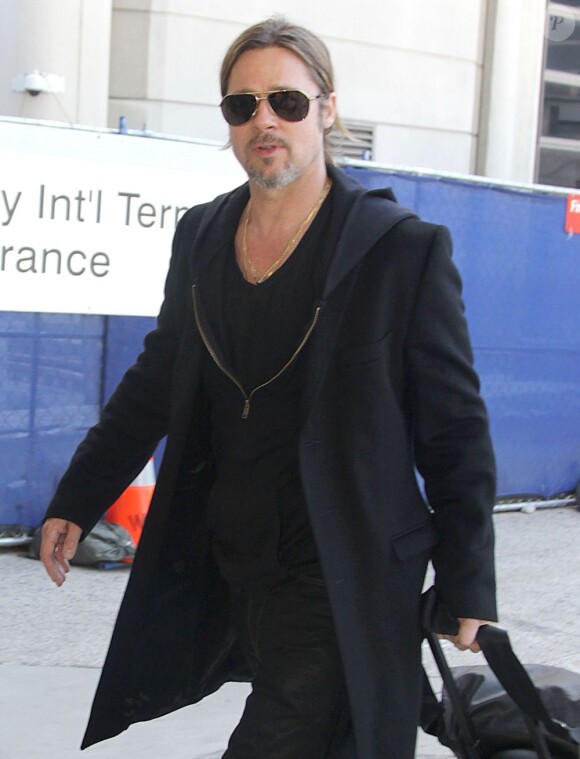 Brad Pitt arrive à l'aéroport de Los Angeles, le 10 mars 2013.
