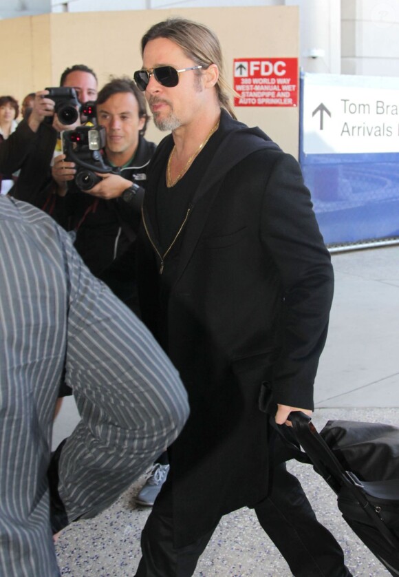 Brad Pitt arrive à l'aéroport de Los Angeles, le 10 mars 2013.