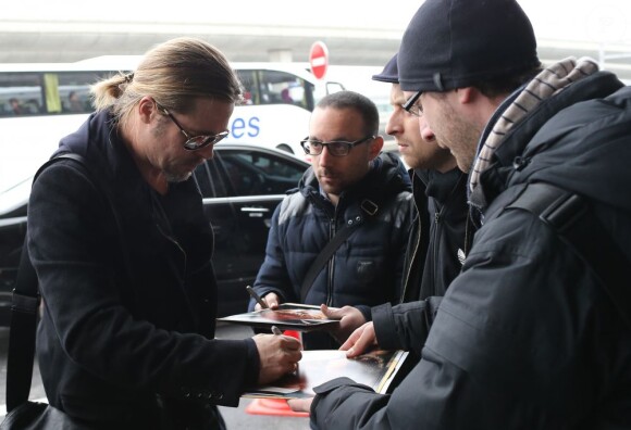 Exclu : Brad Pitt à Roissy dimanche 10 mars 2013, prend l'avion pour Los Angeles.