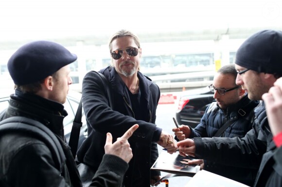 Exclu : Brad Pitt à Roissy dimanche 10 mars 2013, prend l'avion pour Los Angeles.