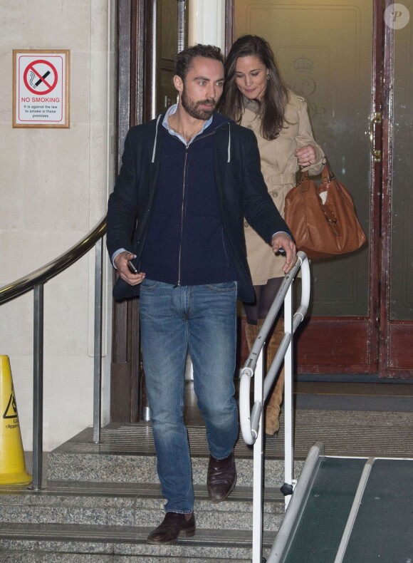 Pippa et James Middleton à la sortie de l'hôpital King Edward VII mercredi 5 décembre 2012 à Londres.