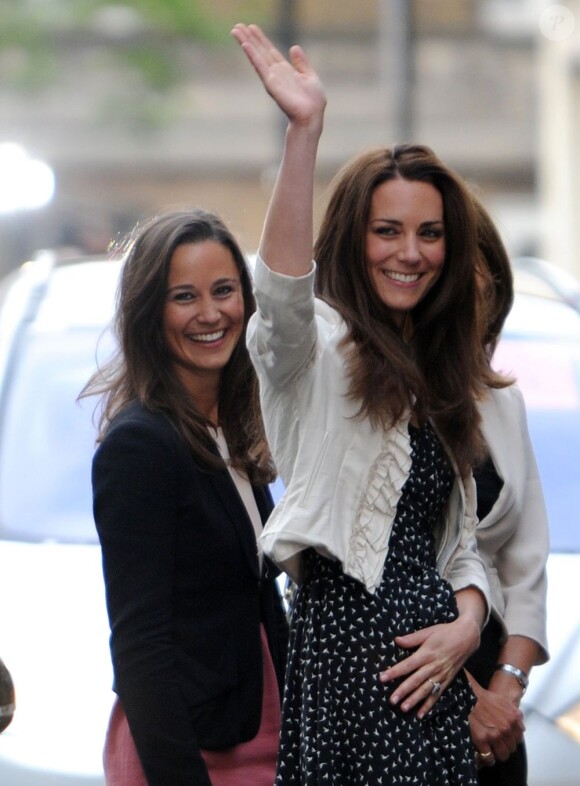 Kate Middleton et Pippa Middleton, à Londres, le 28 avril 2011.