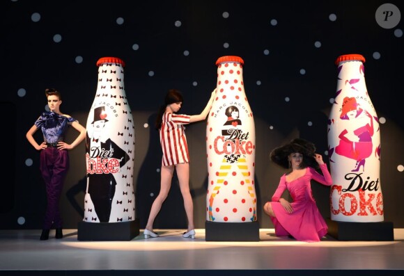 Marc Jacobs révèle en grande pompe ses bouteilles de Diet Coke à Londres, le 11 mars 2013, avec la participation des mannequins Gina Lapina, Eliza Cummings et Lily McMenamy.