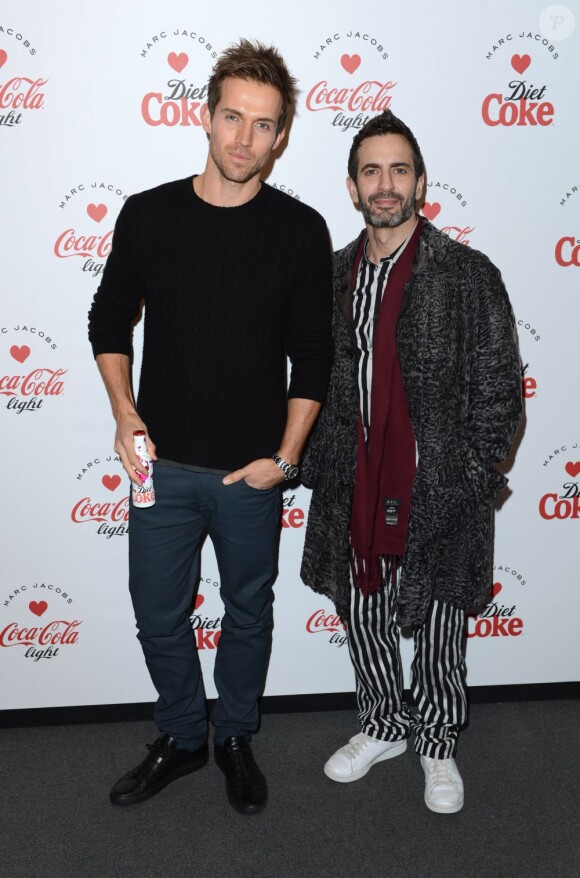 Andrew Cooper et Marc Jacobs à la grande soirée du lancement des bouteilles de Diet Coke imaginées par le créateur américain à Londres, le 11 mars 2013.