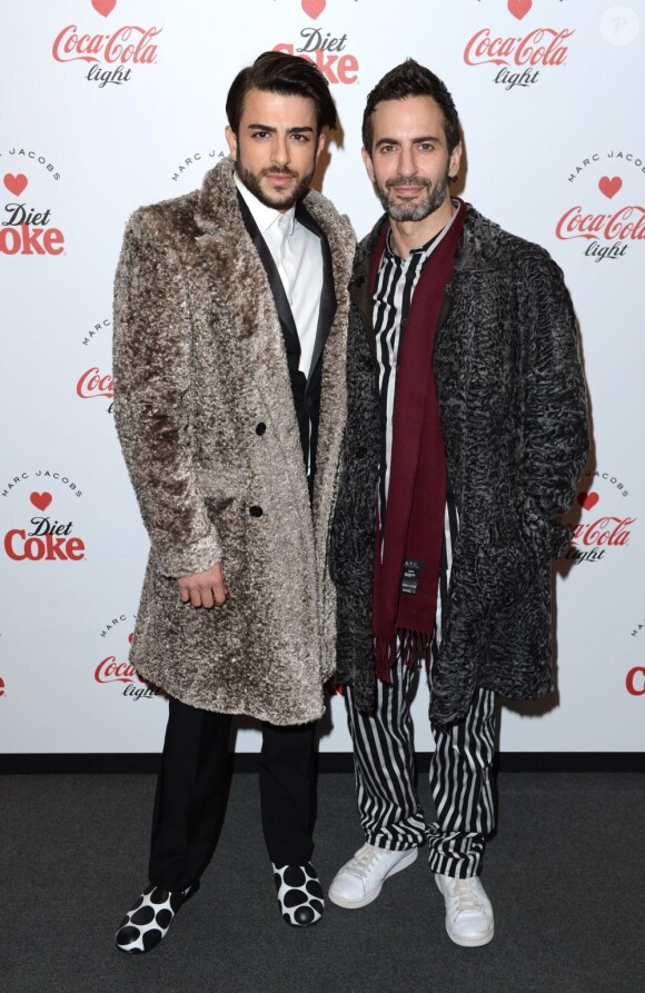 Marc Jacobs  et son petit-ami Harry Louis à la grande soirée du lancement des bouteilles de Diet Coke imaginées par le créateur américain, à Londres, le 11 mars 2013.
