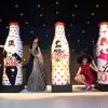 Marc Jacobs a célébré le lancement de ses bouteilles de Diet Coke en compagnie des mannequins Ginta Lapina, Eliza Cummings et Lily McMenamy à Londres, le 11 mars 2013.