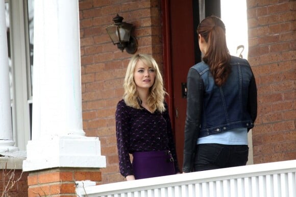 Emma Stone et Shailene Woodley en plein échange sur le tournage du film The Amazing Spider-Man 2 à New York, le 11 mars 2013.