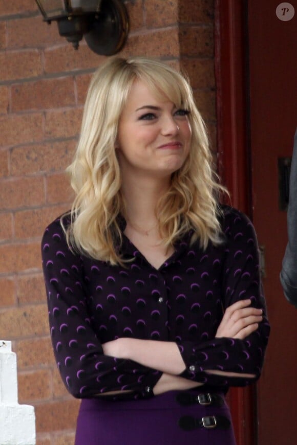 Emma Stone prête à rire sur le tournage du film The Amazing Spider-Man 2 à Brooklyn, New York, le 11 mars 2013.