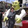Shrek pose avec l'acteur qui fait sa voix, Mike Myers, à Hollywood lors de la remise de son étoile sur le Walk of Fame le 20 mai 2010