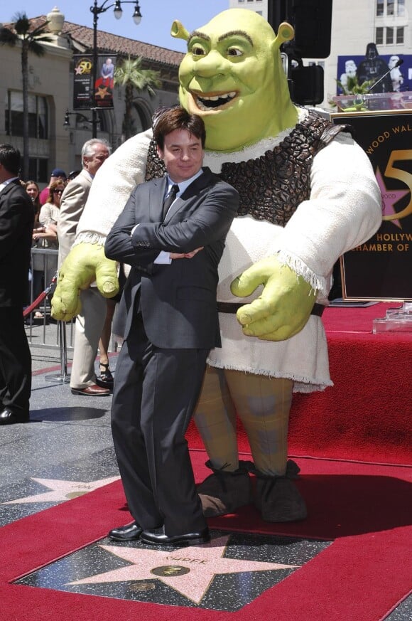 Shrek pose avec l'acteur qui fait sa voix, Mike Myers, à Hollywood lors de la remise de son étoile sur le Walk of Fame le 20 mai 2010