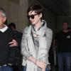 Anne Hathaway et son mari Adam Shulman arrivent à l'aéroport de Los Angeles, le 13 mars 2013.