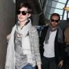 L'actrice Anne Hathaway et son mari Adam Shulman arrivent à l'aéroport de Los Angeles, le 13 mars 2013.