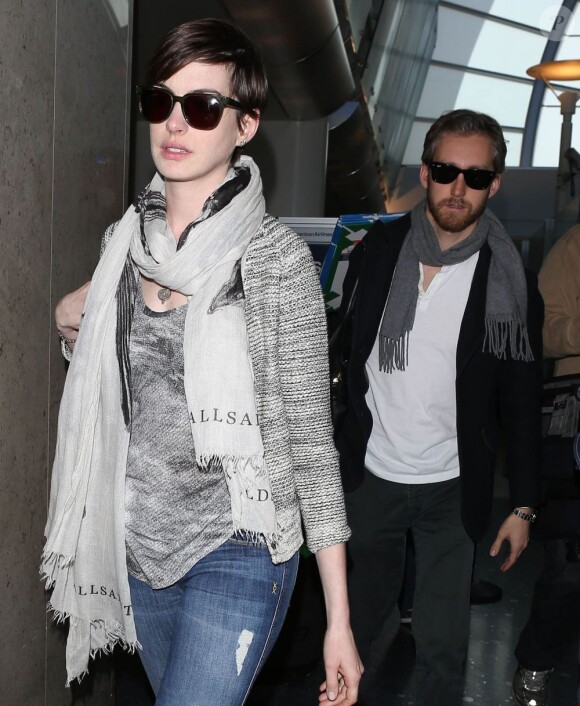 L'actrice Anne Hathaway et son mari Adam Shulman arrivent à l'aéroport de Los Angeles, le 13 mars 2013.