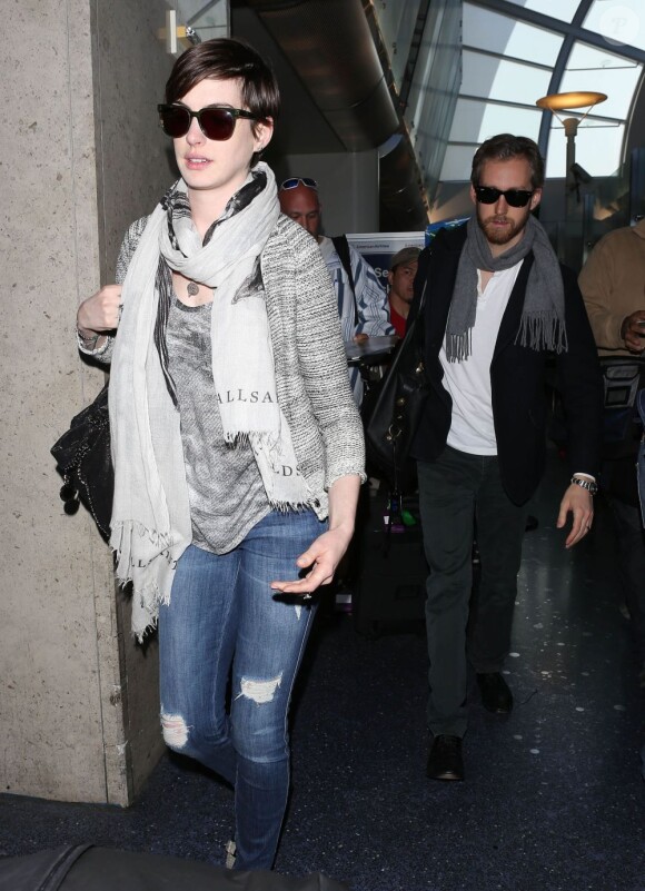 Anne Hathaway et son mari Adam Shulman arrivent à l'aéroport de Los Angeles, LAX, le 13 mars 2013.