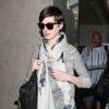 la belle Anne Hathaway et son mari Adam Shulman arrivent à l'aéroport de Los Angeles, le 13 mars 2013.