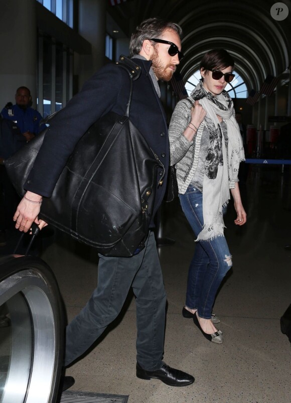 Anne Hathaway et son mari depuis 2012, Adam Shulman, arrivent à l'aéroport de Los Angeles, le 13 mars 2013.