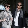 Anne Hathaway et son mari Adam Shulman arrivent à l'aéroport de Los Angeles, le 13 mars 2013.