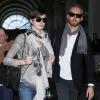 Anne Hathaway et son mari Adam Shulman arrivent à l'aéroport de Los Angeles, le 13 mars 2013.